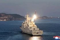 Cuộc thử nghiệm phóng hệ thống vũ khí từ boong tàu khu trục mới nhất của Triều Tiên, Choe Hyon trong một bức ảnh không có ngày công bố. Ảnh: AFP.