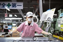 Nhân viên kiểm tra sản phẩm tại nhà máy Hamamatsu Gasket Co. ở Hamamatsu, tỉnh Shizuoka, Nhật Bản (Ảnh: Getty)