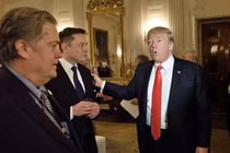 Elon Musk (giữa) gặp ông Donald Trump tại Nhà Trắng năm 2017 (Ảnh: GEtty)