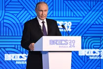 Tổng thống Nga Vladimir Putin phát biểu trong phiên họp toàn thể của Diễn đàn Doanh nghiệp BRICS ở Moscow (Ảnh: Getty)