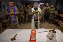 Các binh sĩ Ukraine tham gia lễ Phục sinh ở khu vực Donetsk ngày 20/4. Ảnh: Reuters.