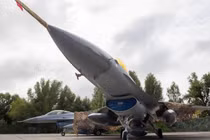 Những chiếc máy bay chiến đấu F-16 đầu tiên được Kiev tiếp nhận, được trưng bày trong bài phát biểu của Tổng thống Ukraine Volodymyr Zelensky, Ukraine ngày 4/8 (Ảnh: Getty)