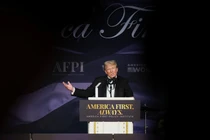 Tổng thống đắc cử Mỹ Donald Trump phát biểu tại Viện Chính sách nước Mỹ trên hết tổ chức tại Mar-a-Lago ngày 14/11 (Ảnh: GEtty)