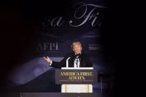 Tổng thống đắc cử Mỹ Donald Trump phát biểu tại Viện Chính sách nước Mỹ trên hết tổ chức tại Mar-a-Lago ngày 14/11 (Ảnh: GEtty)