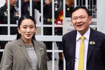 Ông Thaksin Shinawatra và con gái, bà Paetongtarn Shinawatra, đến Tòa án Tối cao hôm 9/9. Ảnh: Bloomberg.