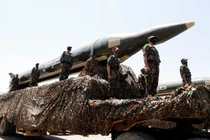 Nhóm Houthi trình diễn tên lửa trong cuộc diễu hành ở thủ đô Sana'a, ngày 21/9/2023. Ảnh: Getty.