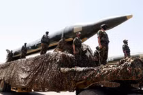 Nhóm Houthi trình diễn tên lửa trong cuộc diễu hành ở thủ đô Sana'a, ngày 21/9/2023. Ảnh: Getty.