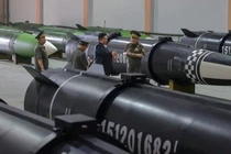 Tên lửa KN-24 tại nhà máy tên lửa mới của Triều Tiên. Ảnh: MW.