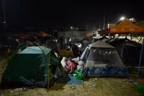 Một người phụ nữ nghỉ ngơi gần những chiếc lều tạm dựng ngoài trời ở Mandalay vào ngày 31/3, ba ngày sau trận động đất chết người ở Myanmar. Ảnh: AFP.