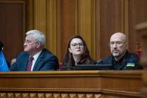 Thủ tướng Denys Shmyhal (phải), Bộ trưởng Kinh tế kiêm Phó Thủ tướng thứ nhất Ukraine Yuliia Svyrydenko (giữa), và Bộ trưởng Ngoại giao Andrii Sybiha (trái) trong phiên họp Quốc hội tại Kiev vào ngày 8/5. Ảnh: AFP.