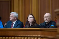 Thủ tướng Denys Shmyhal (phải), Bộ trưởng Kinh tế kiêm Phó Thủ tướng thứ nhất Ukraine Yuliia Svyrydenko (giữa), và Bộ trưởng Ngoại giao Andrii Sybiha (trái) trong phiên họp Quốc hội tại Kiev vào ngày 8/5. Ảnh: AFP.