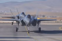2 chiến đấu cơ F-35 hạ cánh tại căn cứ không quân Nevatim, Israel (Ảnh: Times of Israel)