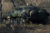 Binh sĩ của Lữ đoàn bộ binh độc lập số 141 của Ukraine vào ngày 20/11 trên tiền tuyesn gần Zaporozhye. Ảnh: Getty.