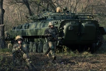 Binh sĩ của Lữ đoàn bộ binh độc lập số 141 của Ukraine vào ngày 20/11 trên tiền tuyesn gần Zaporozhye. Ảnh: Getty.