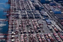 Xuất khẩu của Nhật Bản trong tháng 1 tăng 11,9% so với cùng kỳ năm ngoái, nhờ các chuyến hàng đến Trung Quốc, Mỹ và EU tăng mạnh hơn (Ảnh: Nikkei)