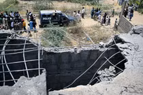 Người dân tụ tập khi cảnh sát kiểm tra hiện trường vụ UAV bị bắn hạ ở Karachi vào ngày 8/5. Quân đội Pakistan cho biết họ đã bắn hạ 25 UAV của Ấn Độ. Ảnh: AFP.