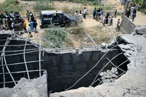 Người dân tụ tập khi cảnh sát kiểm tra hiện trường vụ UAV bị bắn hạ ở Karachi vào ngày 8/5. Quân đội Pakistan cho biết họ đã bắn hạ 25 UAV của Ấn Độ. Ảnh: AFP.