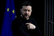 Nhà lãnh đạo Ukraine Volodymyr Zelensky trong cuộc họp báo ở Brussels ngày 19/12. Ảnh: Getty.