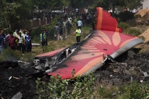 Các mảnh vỡ máy bay tại hiện trường vụ tai nạn máy bay Air India Flight 171 ở Ahmedabad, Ấn Độ, hôm 12/6. Ảnh: WSJ.