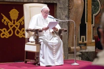 Giáo hoàng Francis không thể đứng phát biểu vì đau thần kinh tọa (Ảnh: DailyMail)