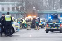 Các cơ quan khẩn cấp tại hiện trường vụ việc ở Trường Risbergska, ở Orebro, Thụy Điển ngày 4/2. Ảnh: Reuters.