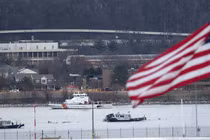 Cảnh sát và thuyền bảo vệ bờ biển được nhìn thấy xung quanh khu vực xảy ra tai nạn trên sông Potomac, ngày 30/1. Ảnh: RT.