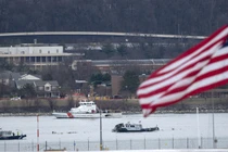 Cảnh sát và thuyền bảo vệ bờ biển được nhìn thấy xung quanh khu vực xảy ra tai nạn trên sông Potomac, ngày 30/1. Ảnh: RT.