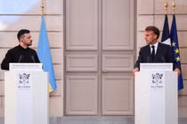 Tổng thống Ukraine Volodymyr Zelensky (trái) và Tổng thống Pháp Emmanuel Macron phát biểu trong buổi họp báo sau Hội nghị thượng đỉnh Liên minh sẵn sàng, tại Điện Elysee, Paris, Pháp vào ngày 4/9. Ảnh: Reuters.