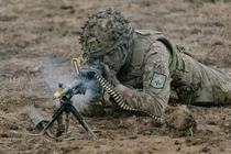 Một binh sĩ Anh bắn súng trong cuộc tập trận ở Smardan, Romania, ngày 17/2. Ảnh: Getty.