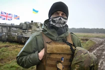 Một binh sĩ Ukraina trong quá trình huấn luyện ở Anh (Ảnh: Getty)