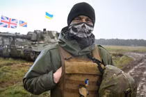 Một binh sĩ Ukraina trong quá trình huấn luyện ở Anh (Ảnh: Getty)