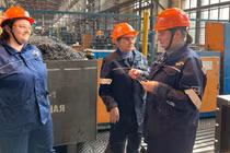 Cô Olha Vakulenko, trái, gia nhập nhà máy thép cách đây 6 tháng để làm việc với máy móc hạng nặng (Ảnh: Ft)