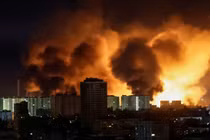 Một vụ nổ thắp sáng bầu trời thành phố trong một cuộc tấn công bằng máy bay không người lái của Nga nhằm vào Kiev, Ukraine ngày 24/5. Ảnh: Reuters.