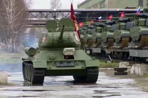 Ảnh chụp màn hình quá trình điều động xe tăng T-72B3M và T-90M từ nhà máy xe tăng Uralvagonzavod được hộ tống bởi xe tăng T-34 thời Thế chiến II. Ảnh: Kyiv Post.