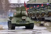 Ảnh chụp màn hình quá trình điều động xe tăng T-72B3M và T-90M từ nhà máy xe tăng Uralvagonzavod được hộ tống bởi xe tăng T-34 thời Thế chiến II. Ảnh: Kyiv Post.