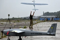 Một binh sĩ Ukraine đang kiểm tra các loại UAV quân sự. Ảnh: AFP.