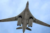 Máy bay ném bom chiến lược Tu-160 của Nga. Ảnh: MW.