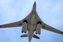 Máy bay ném bom chiến lược Tu-160 của Nga. Ảnh: MW.