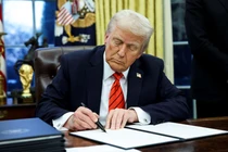 Tổng thống Donald Trump ký sắc lệnh hành pháp tại Phòng Bầu dục của Nhà Trắng ở Washington, Mỹ, ngày 10/2. Ảnh: Reuters.