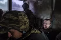 Binh sĩ Ukraine trở về nghỉ ngơi sau vị trí chiến đấu ở vùng Donetsk, Nga, ngày 29/7 (Ảnh: Getty)