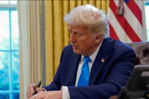 Tổng thống Mỹ Donald Trump ký văn bản tại Phòng Bầu dục ở Nhà Trắng ngày 4/2. Ảnh: Reuters.
