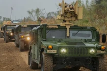 Binh sĩ Vệ binh Quốc gia Texas và lực lượng biên giới tiến hành các cuộc tập trận sẵn sàng cho làn sóng di cư. Ảnh: Getty.