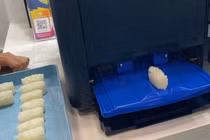 Suzumo Machinery hy vọng sẽ tận dụng được sự quan tâm ngày càng tăng đối với ẩm thực Nhật Bản trên toàn thế để bán robot làm sushi mới của mình (Ảnh: Nikkei)