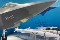 Mô hình máy bay FC-31 và tên lửa PL-15E tại triển lãm hàng không ở Chu Hải (Ảnh: Global Times)