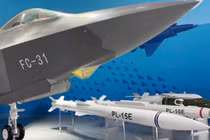 Mô hình máy bay FC-31 và tên lửa PL-15E tại triển lãm hàng không ở Chu Hải (Ảnh: Global Times)