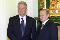 Cựu Tổng thống Mỹ Bill Clinton và Tổng thống Nga Vladimir Putin vào ngày 5/6/2000 tại Moscow, Nga. Ảnh: Sputnik.