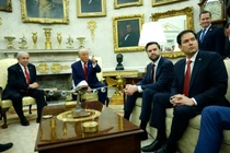 "Chúng ta đang thâm hụt 350 tỷ USD với EU và con số này sẽ nhanh chóng biến mất", ông Trump nói. Ảnh: Getty.