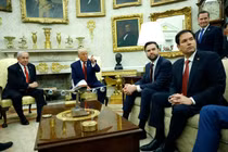 "Chúng ta đang thâm hụt 350 tỷ USD với EU và con số này sẽ nhanh chóng biến mất", ông Trump nói. Ảnh: Getty.