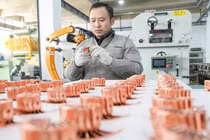 Một công nhân sản xuất các bộ phận pin cho xe sử dụng năng lượng mới để xuất khẩu tại một xưởng ở Hồ Châu, Trung Quốc. Ảnh: Getty.