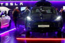Tesla Model Y được trưng bày tại triển lãm Everything Electric tại trung tâm triển lãm và hội nghị quốc tế ExCeL London, Anh ngày 28/3/2024. Ảnh: Reuters.